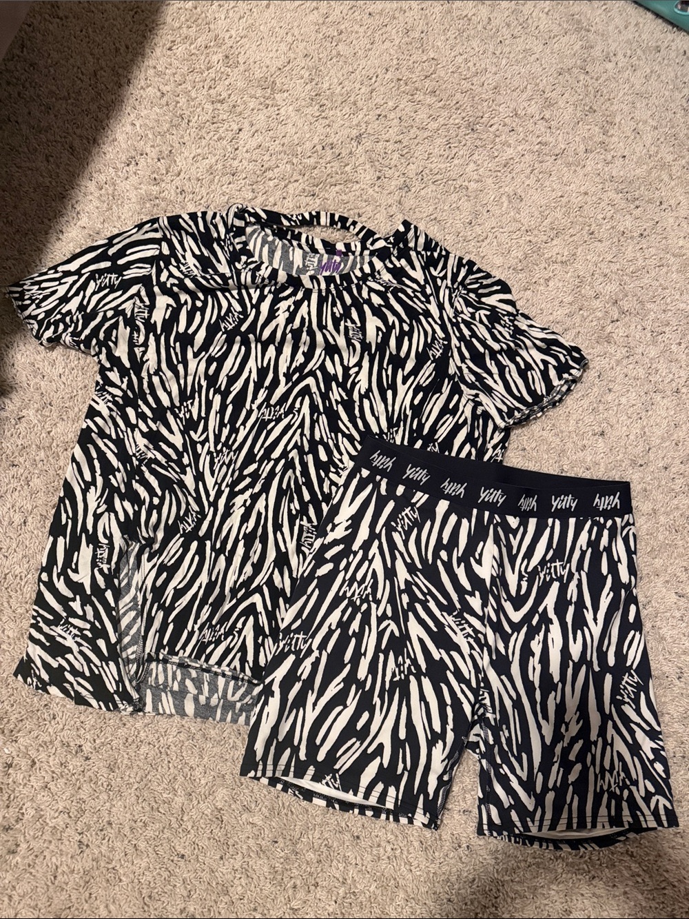YITTY Black & White Zebra-Pattern Women athletic set